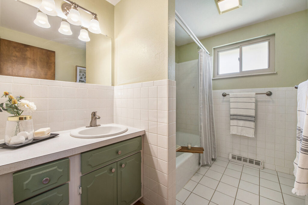 28 Princeton Circle Bathroom